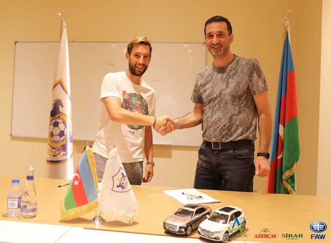 Filip Ozobiç müqavilə imzaladı - 2 illik 