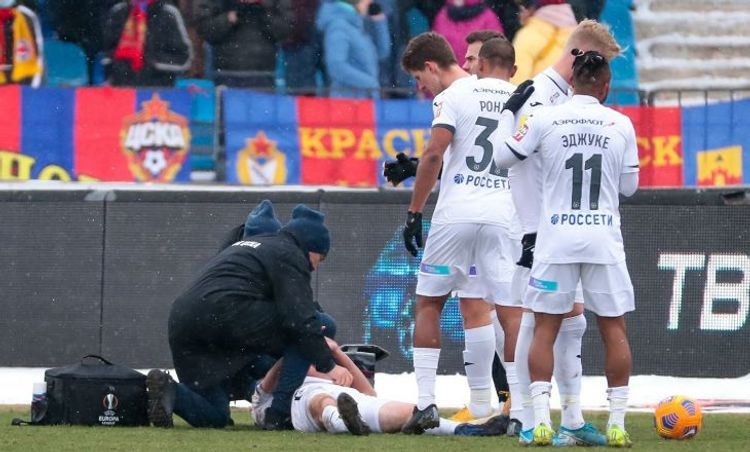 Futbolçular rəqibi döydülər – beyni silkələndi
