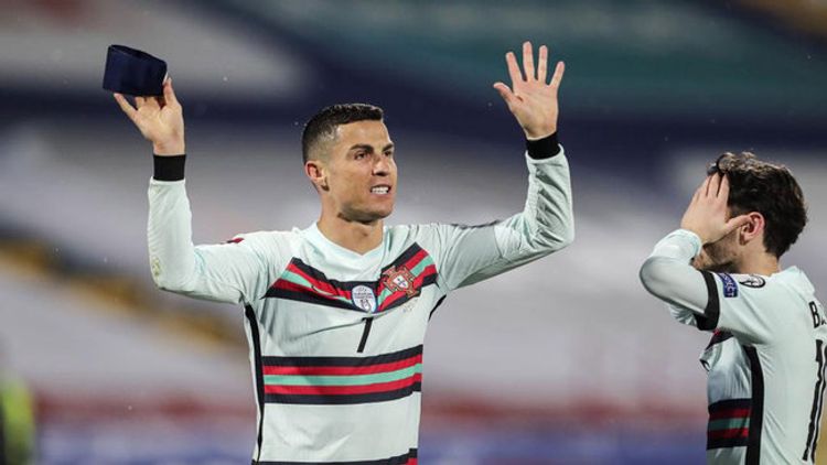 Yerə çırpdığı kapitan sarğısı hərraca çıxarıldı – Ronaldonun