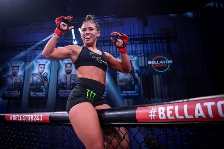 Üç rəqibini əzişdirən gözəlçə - FOTOSESSİYA