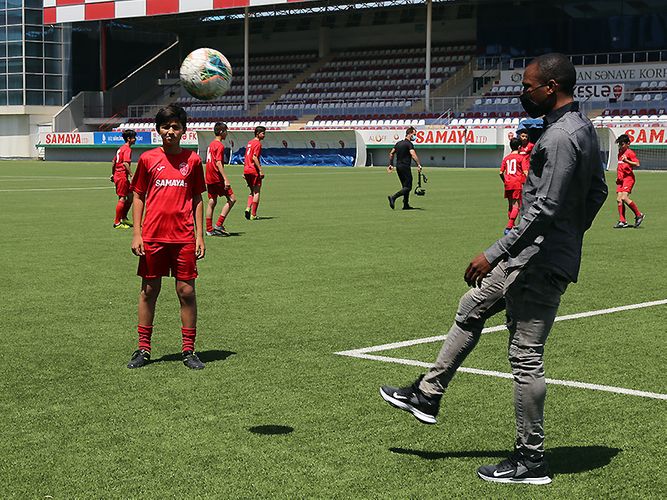 Afrika Günü qeyd olundu – Premyer Liqa futbolçuları yeniyetmələrlə futbol oynadı