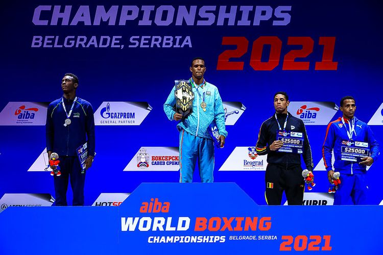 Alfonso Dominqes fəxri kürsünün ən yüksək pilləsində - FOTOSESSİYA