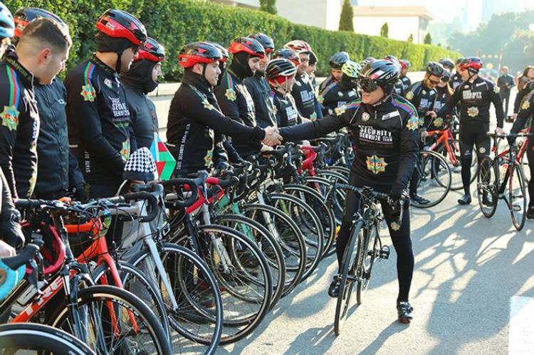 Yeni prezident insanları velosiped sürməyə çağırdı