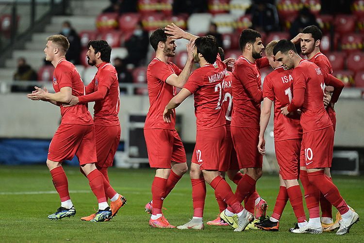 Millimizdə narazılıq: Futbolçular baş məşqçiyə salam da vermir