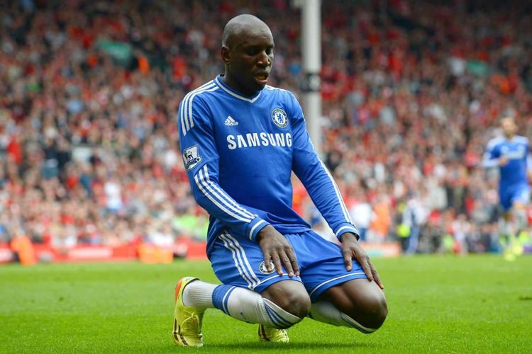 Demba Ba jurnalistlərdən gizlənmək üçün yük yerində gizləndi