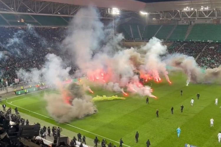 Azarkeşlərə görə oyun gec başladı