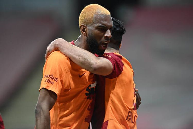 “Qalatasaray” daha iki əcnəbini yola salır