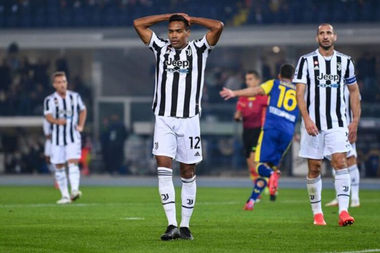 Baş məşqçi futbolçuları “həbs etdi”