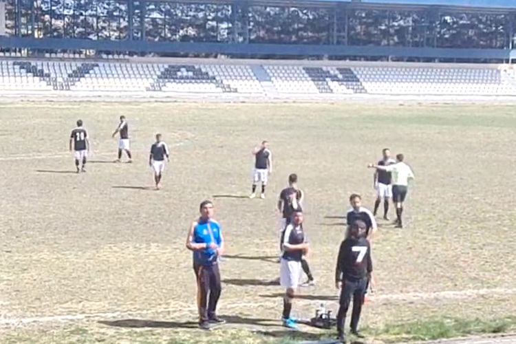 Azərbaycanda hakim futbolçunu söydü: “Kişidirsə, gəlsin çöldə söysün”
