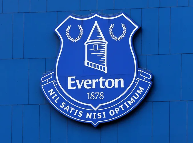 “Everton” hücumçularını satır