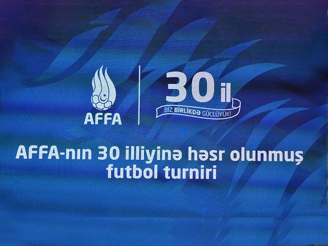 Rövnəq Abdullayev Yunis Hüseynovu mükafatlandırdı
