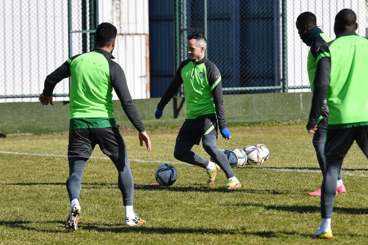 Ələskərovlu “Bursaspor” heç-heçə ilə təhlükəli zonadan çıxdı