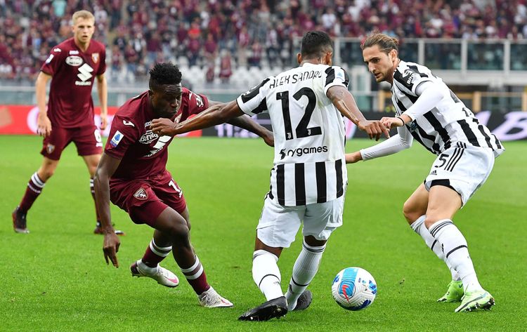 “Yuventus” iki futbolçusunu satır