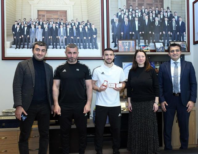 Qara Qarayevə dərəcə verildi