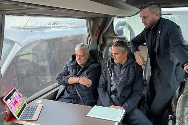 Mourinyo “Roma”nın oyununu avtobusdan izlədi