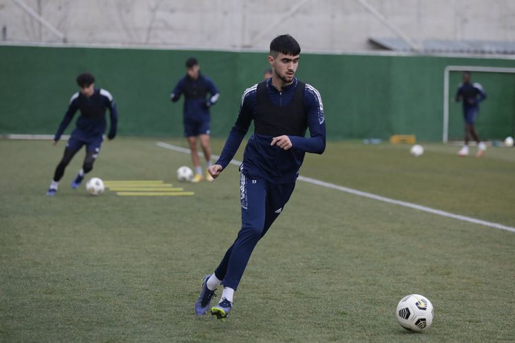 Sabiq “Qarabağ”lı Toral Bayramovu fərqləndirdi: “Hələ çox gəncdirlər, “şişə” bilərlər”