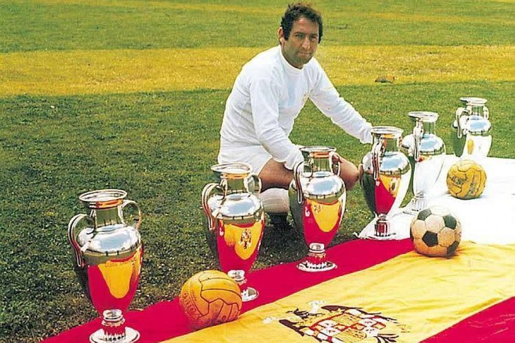 “Real”ın əfsanəvi futbolçusu vəfat etdi