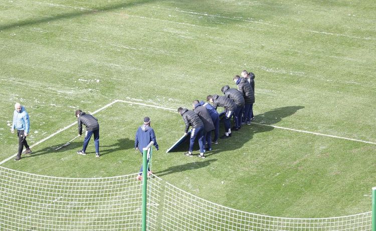 Meydanı qardan Qurban Qurbanov və futbolçular təmizlədilər - FOTO