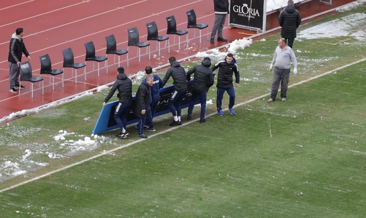 Meydanı qardan Qurban Qurbanov və futbolçular təmizlədilər - FOTO