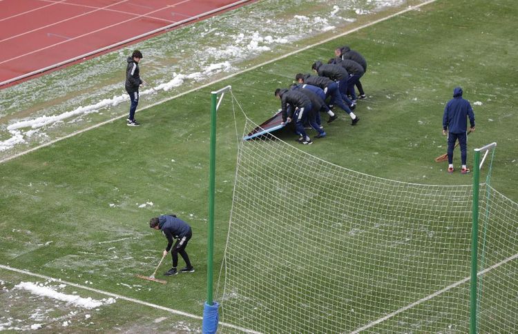 Meydanı qardan Qurban Qurbanov və futbolçular təmizlədilər - FOTO