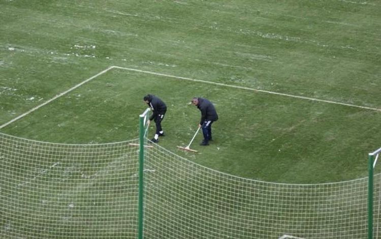 Meydanı qardan Qurban Qurbanov və futbolçular təmizlədilər - FOTO