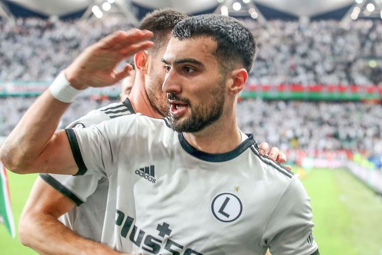 “Qalatasaray” da Emreliyə müştəri oldu