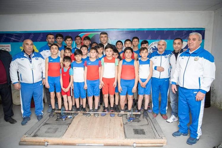 Federasiya prezidenti Neftçalada atletlərlə görüşdü