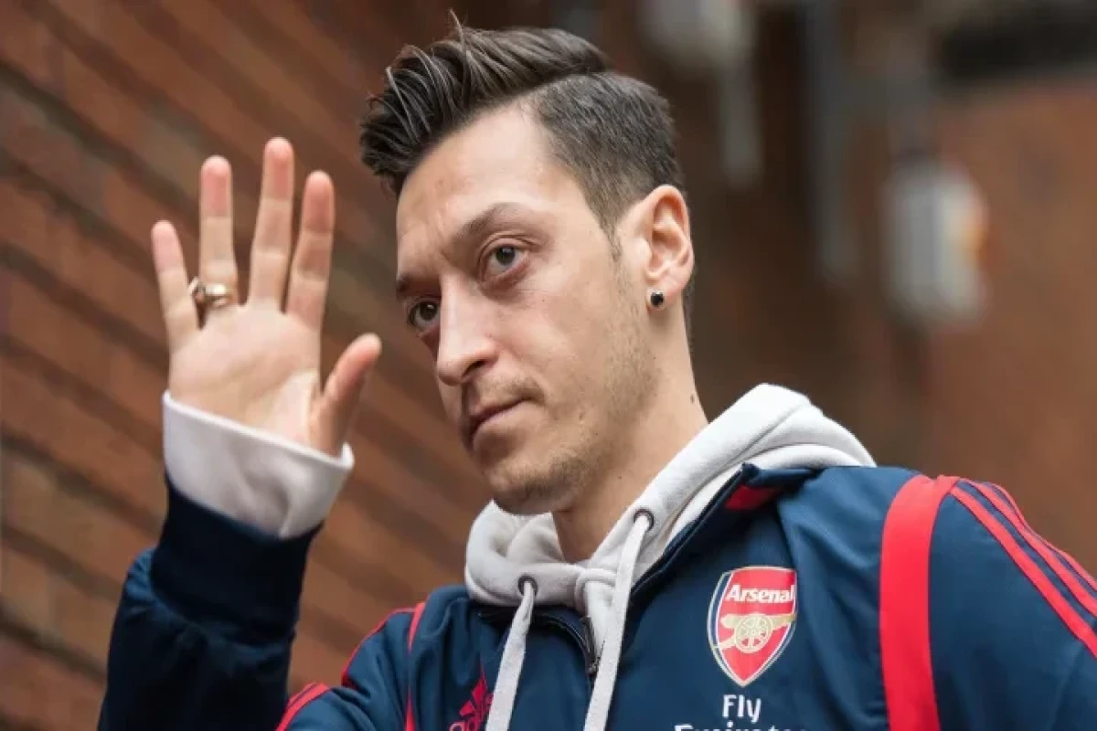 Özil karyerasını bitirdi 