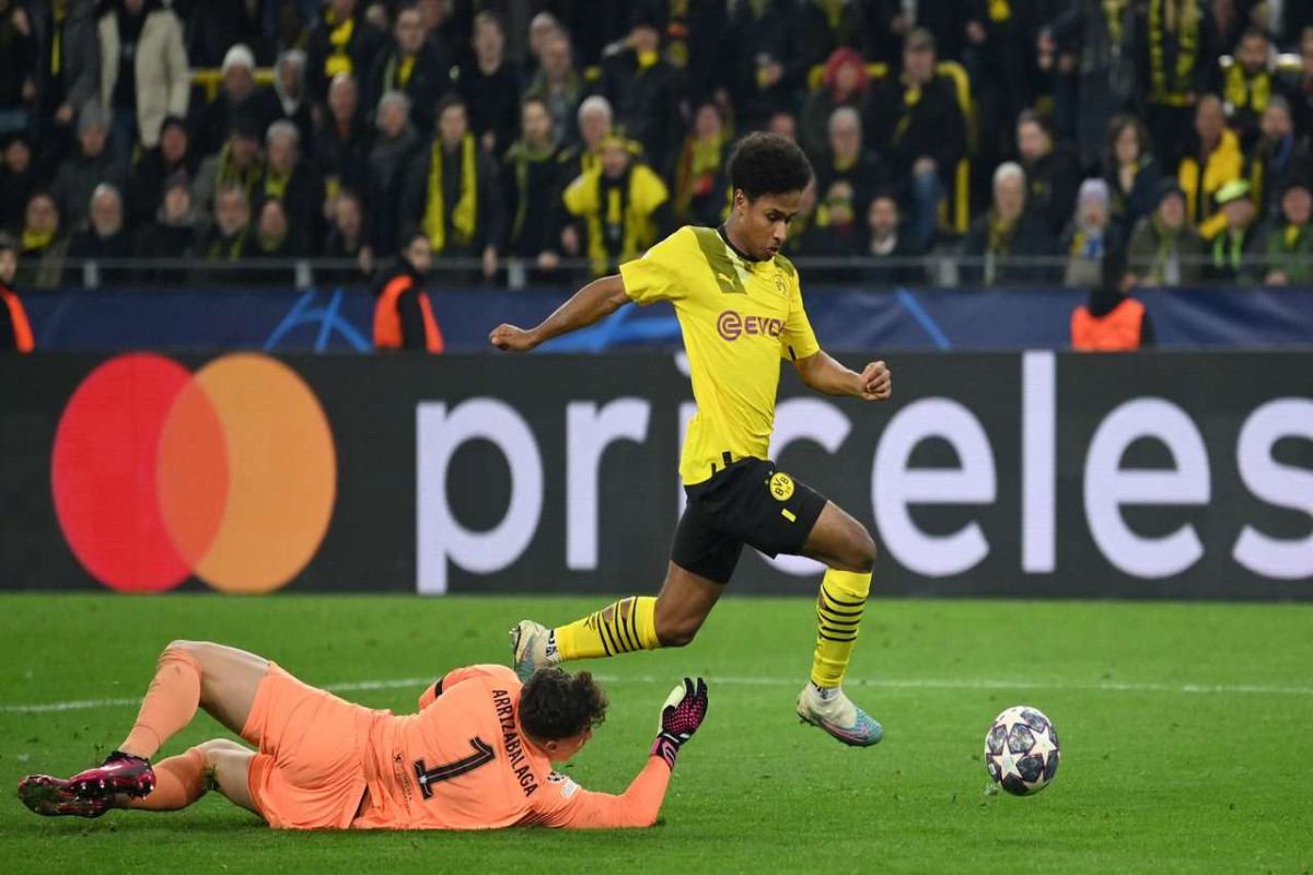 "Çelsi" Dortmundda uduzdu, "Benfika" Belçikada qalib gəldi