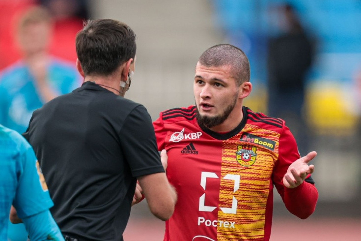 AFFA-nın milliləşdirmək istədiyi futbolçu baş məşqçini təkbətək söhbətə çağırdı 