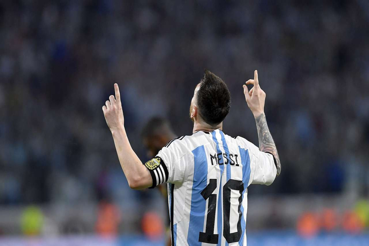 Tarixdə 3-cü: Messi 100 qol səddini keçdi 