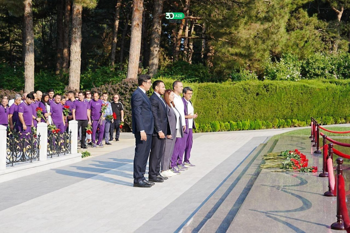 Olimpiya çempionlarımız Ümummilli Lider Heydər Əliyevin məzarını ziyarət ediblər