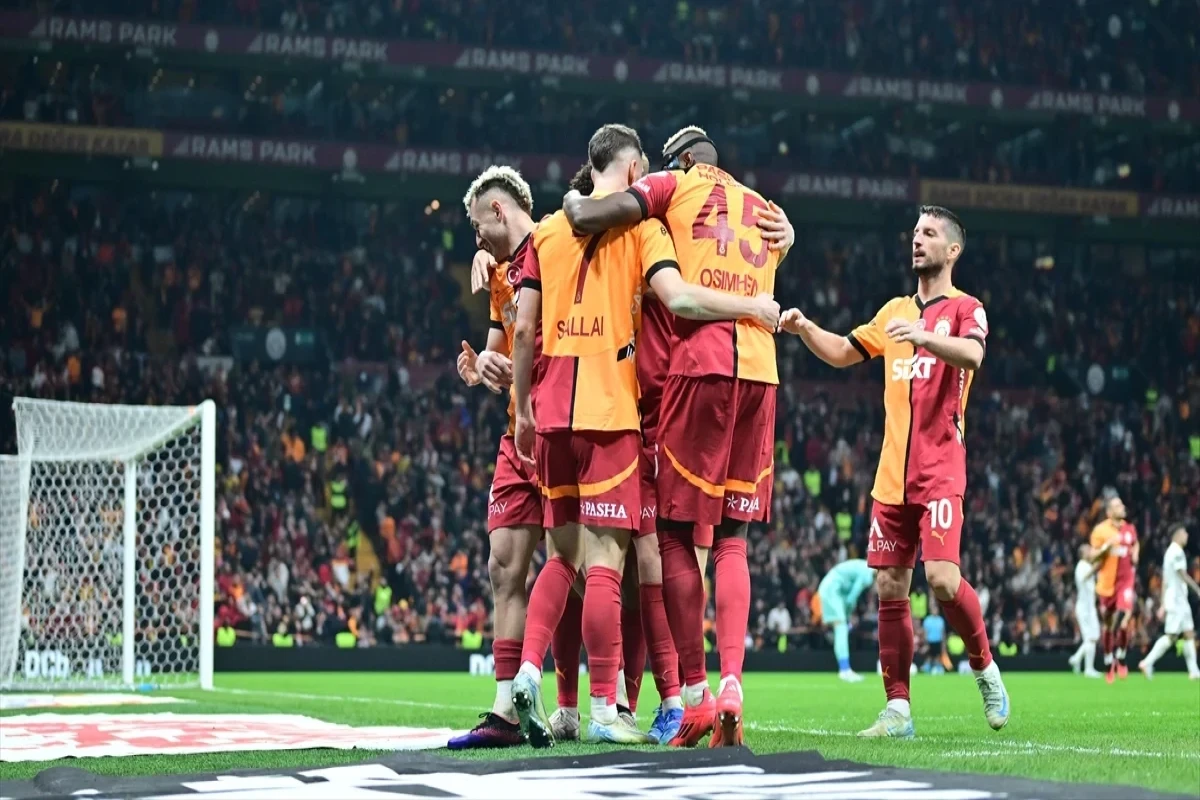 “Qalatasaray” “Fənərbaxça” ilə xal fərqini artırıb