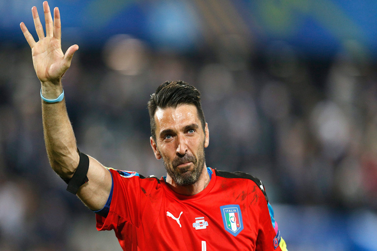 Buffon futbola qayıdır