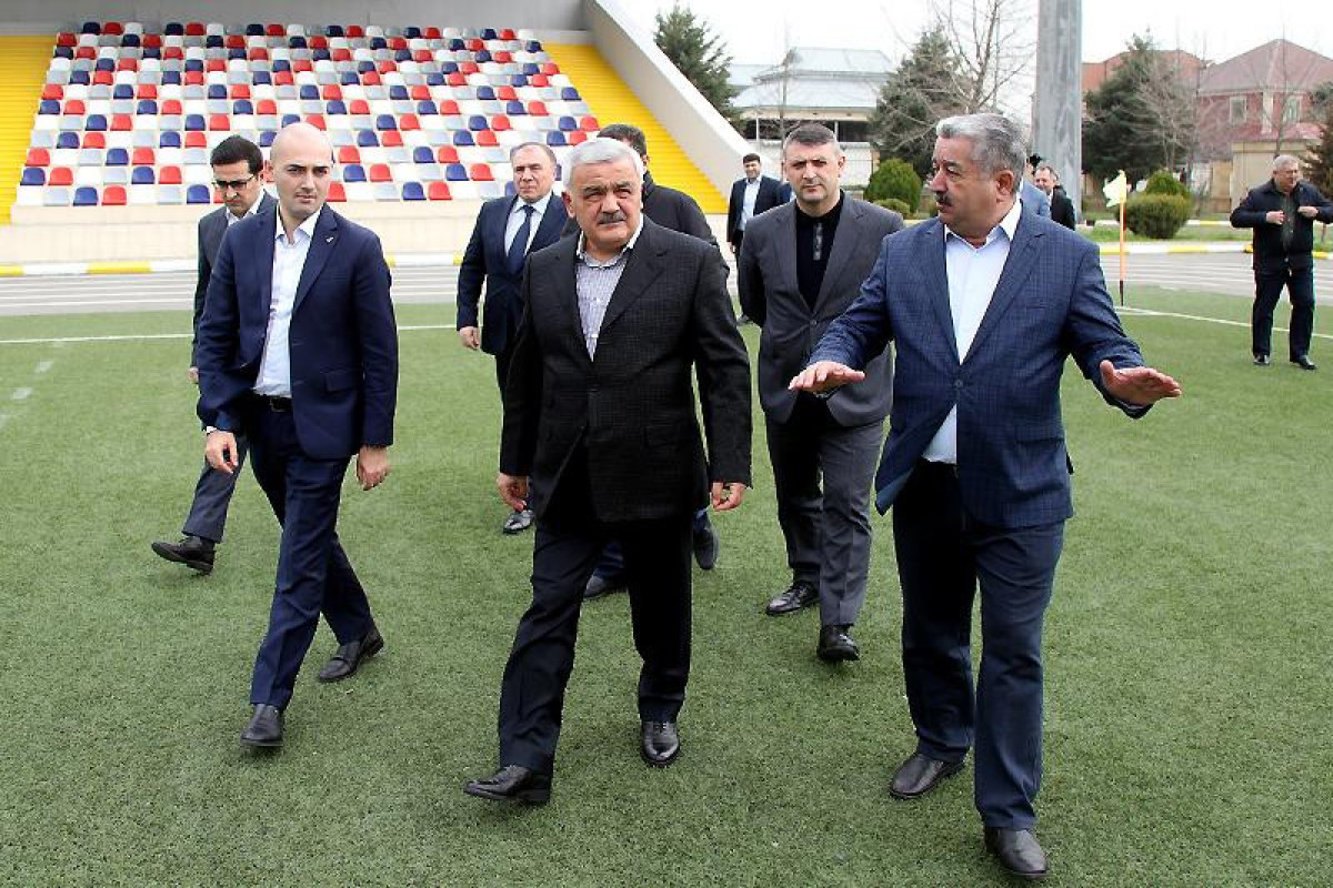 Rövnəq Abdullayev Ağsu şəhər stadionuna baxış keçirib