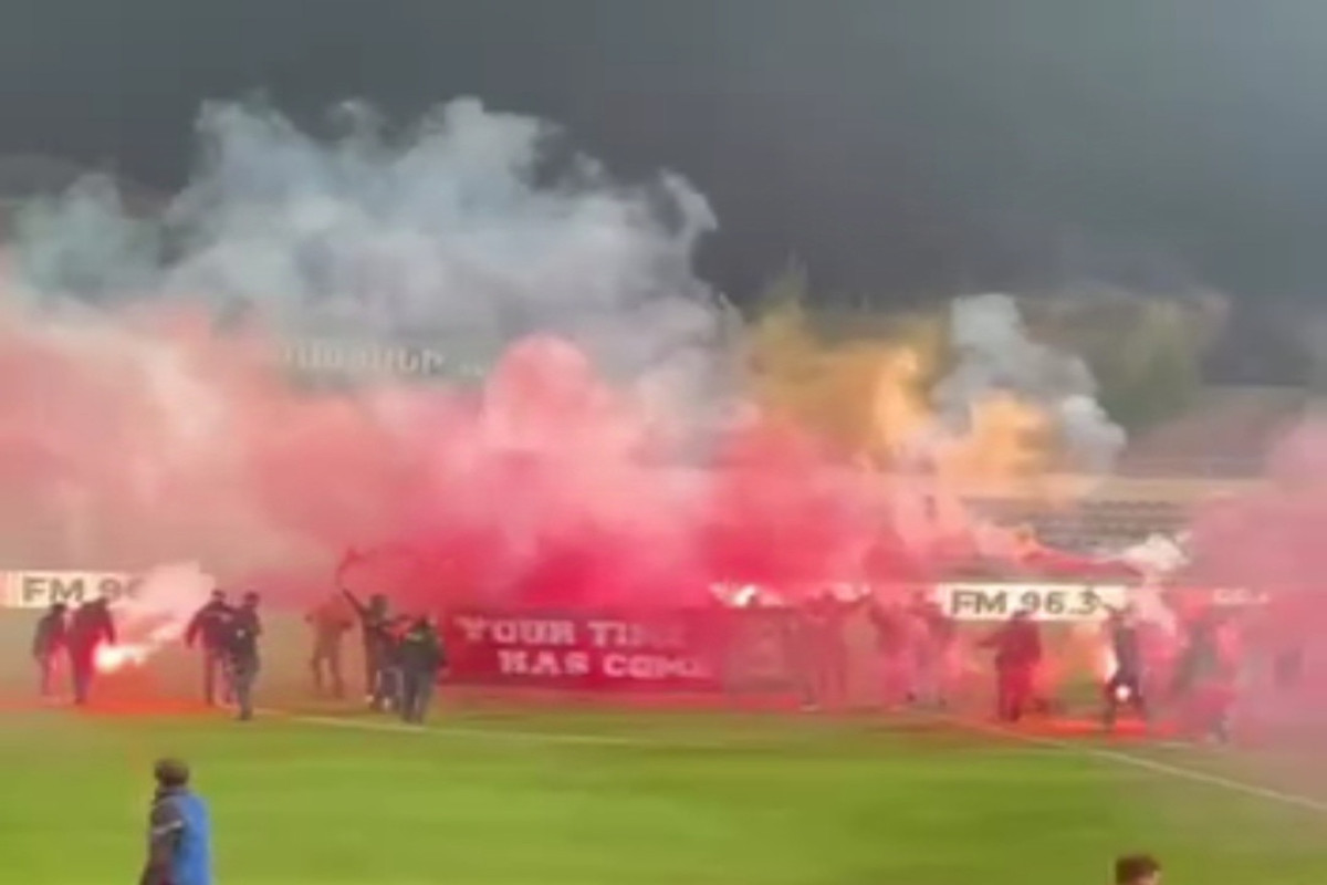 Ermənistan futbolunda böhran: Fanatlar stadiona girdi - VİDEO 