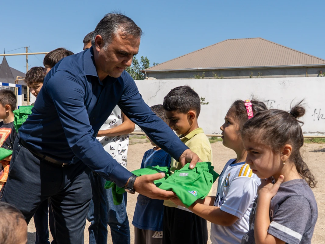 AFFA azyaşlıları futbol inventarları ilə təmin edib - FOTO 