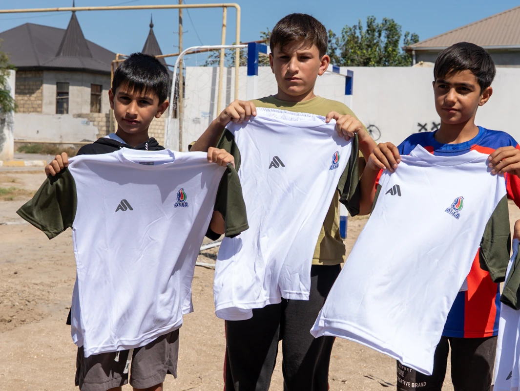 AFFA azyaşlıları futbol inventarları ilə təmin edib - FOTO 