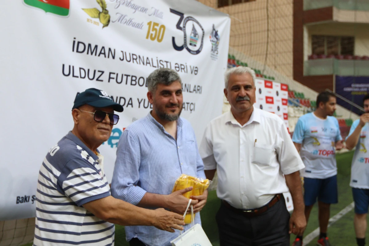 Mətbuat Günü münasibətilə veteran futbolçular və jurnalistlər arasında yoldaşlıq oyunu keçirilib - FOTO 
