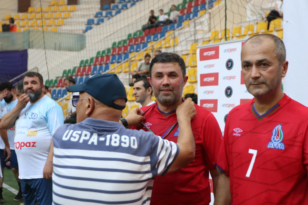 Mətbuat Günü münasibətilə veteran futbolçular və jurnalistlər arasında yoldaşlıq oyunu keçirilib - FOTO 