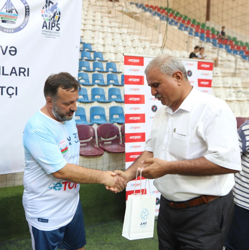 Mətbuat Günü münasibətilə veteran futbolçular və jurnalistlər arasında yoldaşlıq oyunu keçirilib - FOTO 