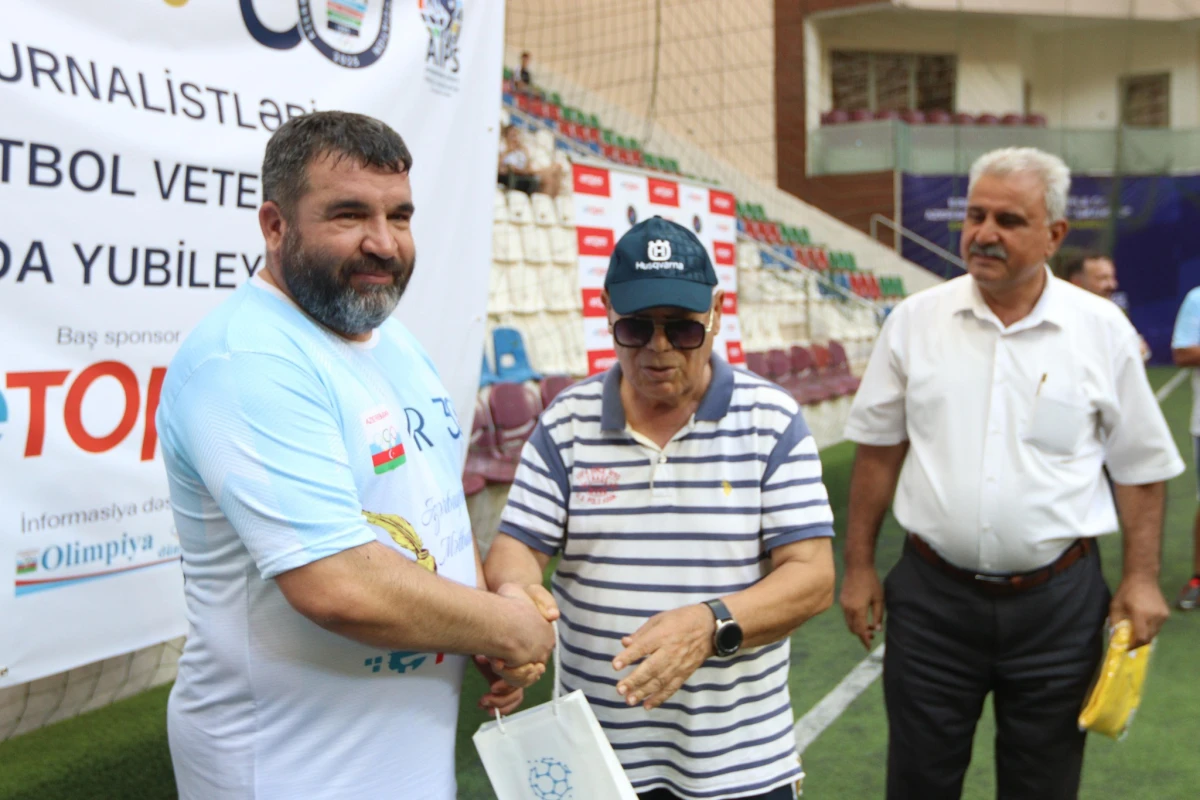 Mətbuat Günü münasibətilə veteran futbolçular və jurnalistlər arasında yoldaşlıq oyunu keçirilib - FOTO 