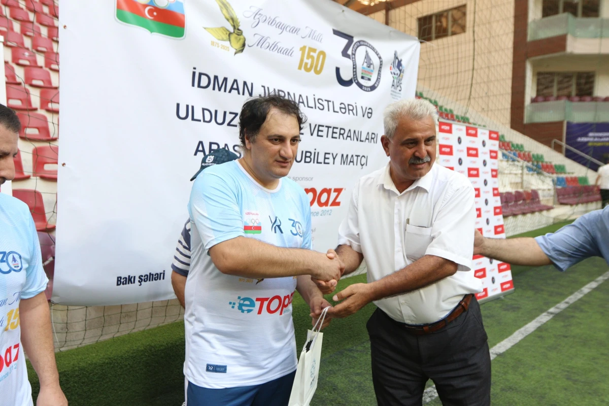 Mətbuat Günü münasibətilə veteran futbolçular və jurnalistlər arasında yoldaşlıq oyunu keçirilib - FOTO 