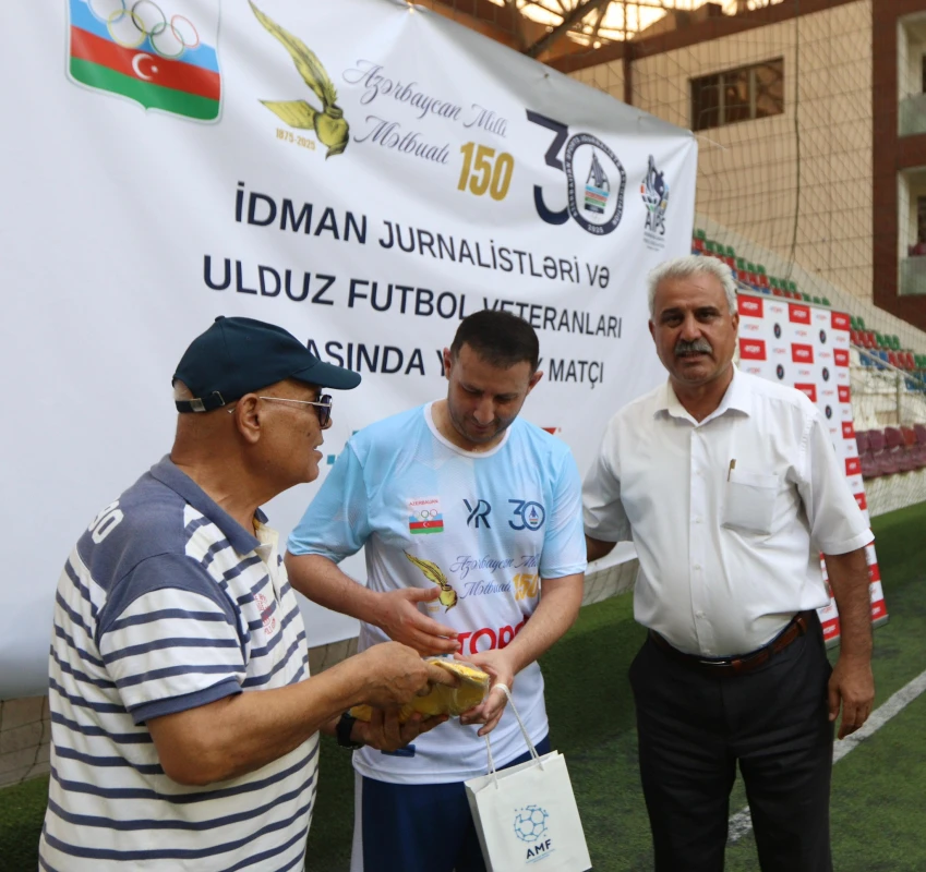 Mətbuat Günü münasibətilə veteran futbolçular və jurnalistlər arasında yoldaşlıq oyunu keçirilib - FOTO 