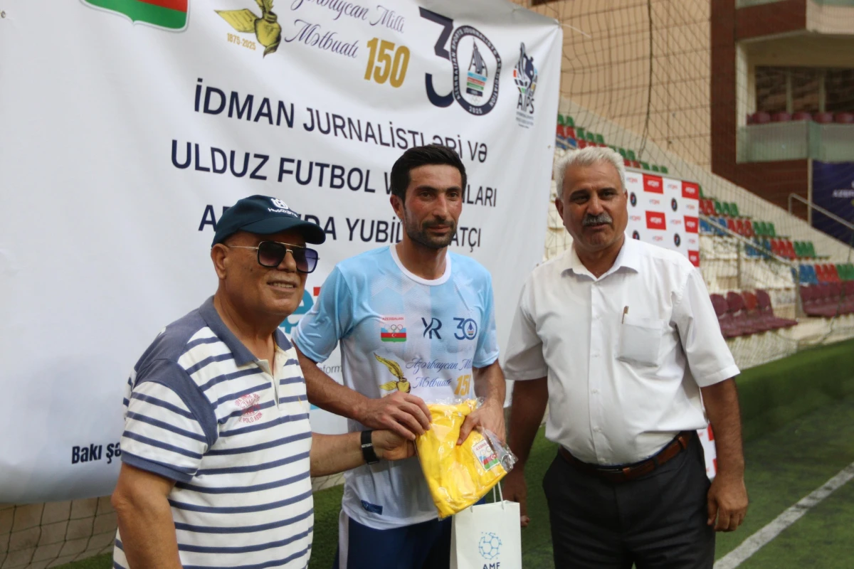Mətbuat Günü münasibətilə veteran futbolçular və jurnalistlər arasında yoldaşlıq oyunu keçirilib - FOTO 