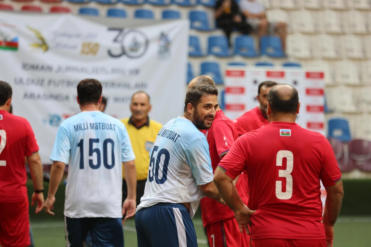 Mətbuat Günü münasibətilə veteran futbolçular və jurnalistlər arasında yoldaşlıq oyunu keçirilib - FOTO 