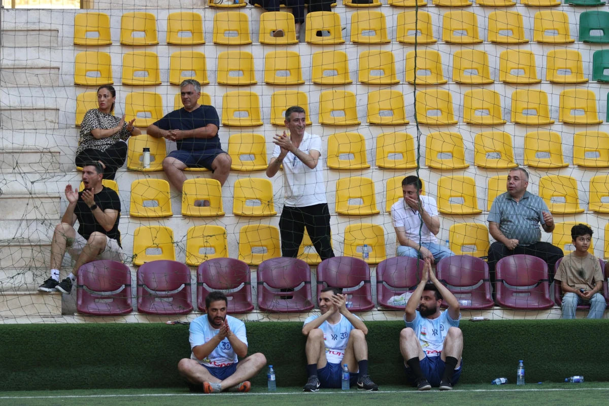 Mətbuat Günü münasibətilə veteran futbolçular və jurnalistlər arasında yoldaşlıq oyunu keçirilib - FOTO 
