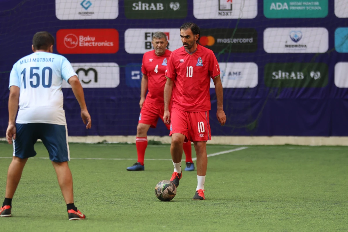 Mətbuat Günü münasibətilə veteran futbolçular və jurnalistlər arasında yoldaşlıq oyunu keçirilib - FOTO 
