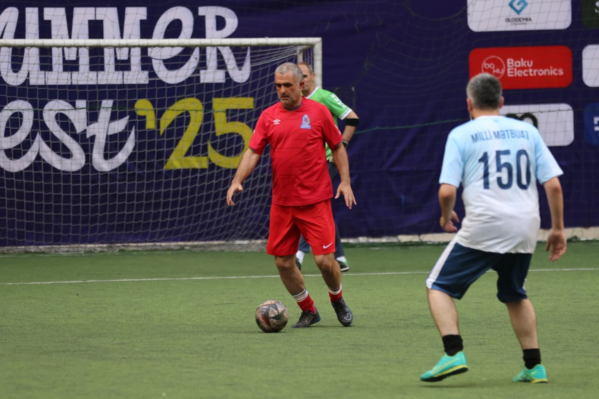 Mətbuat Günü münasibətilə veteran futbolçular və jurnalistlər arasında yoldaşlıq oyunu keçirilib - FOTO 