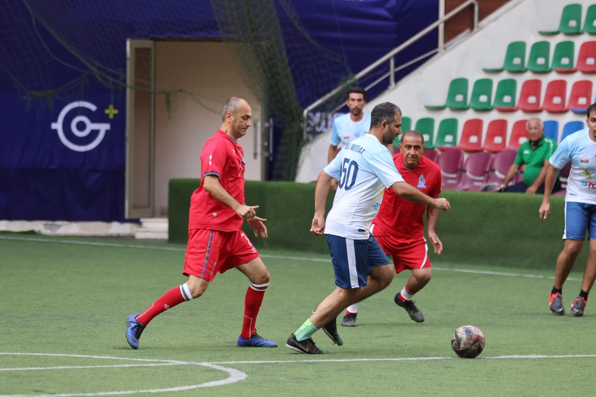 Mətbuat Günü münasibətilə veteran futbolçular və jurnalistlər arasında yoldaşlıq oyunu keçirilib - FOTO 
